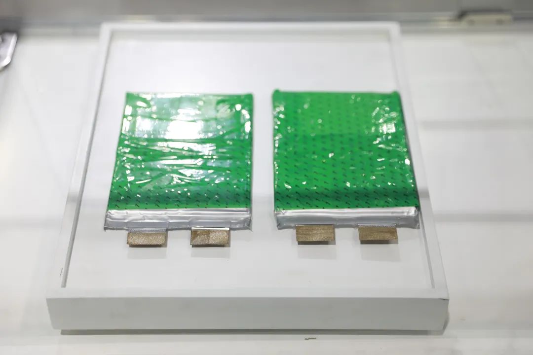 激光加工工艺如何在锂电池极耳焊接与极片切割中实现自动化操作的